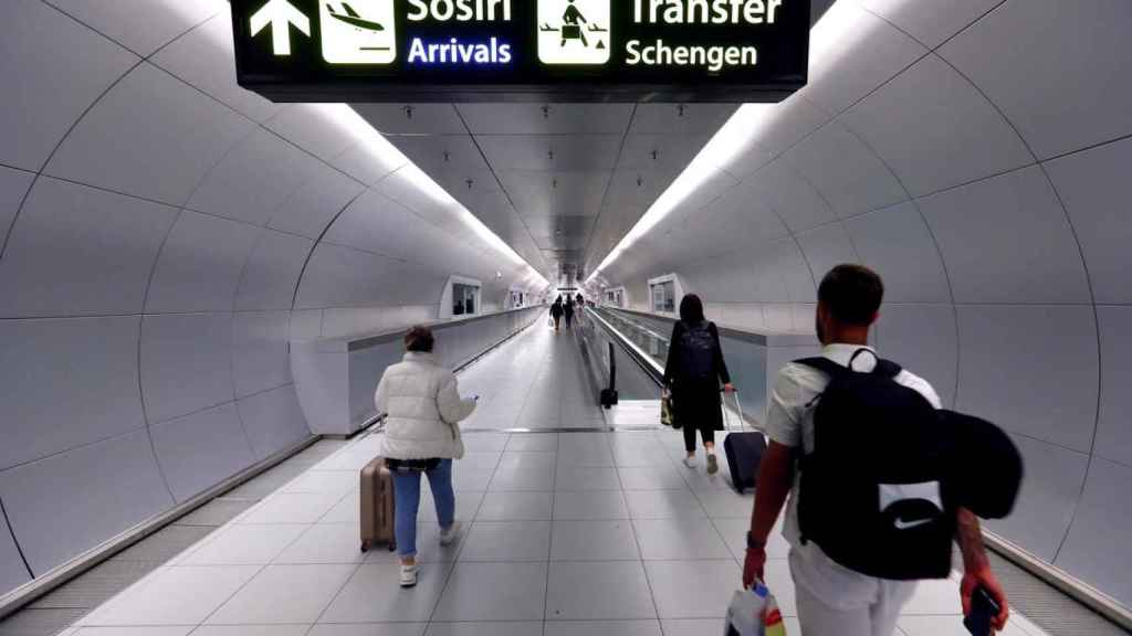 Turistas en un aeropuerto