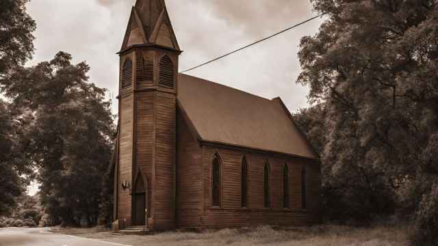 Imagen generada por IA de una ermita al borde de una carretera