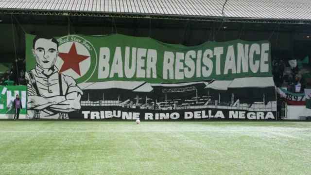 Pancarta en recuerdo de Dino Della Negra, jugador del Red Star asesinado por los nazis