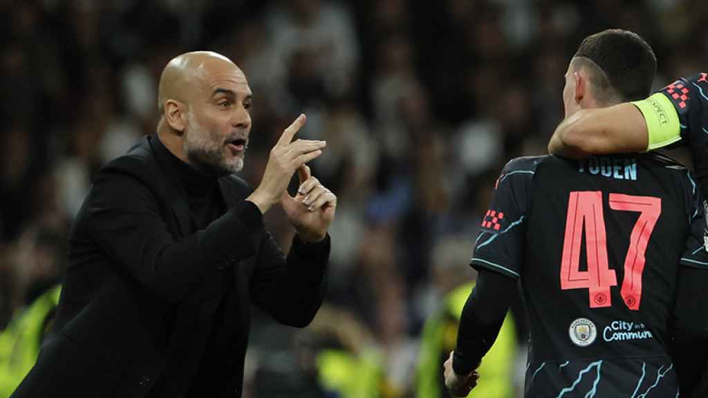 Guardiola felicita a Phil Foden por su gol contra el Real Madrid en el Bernabéu