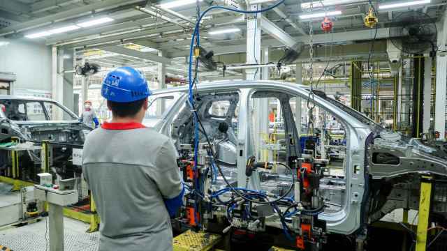 Un trabajador en una fábrica de coches Chery en China