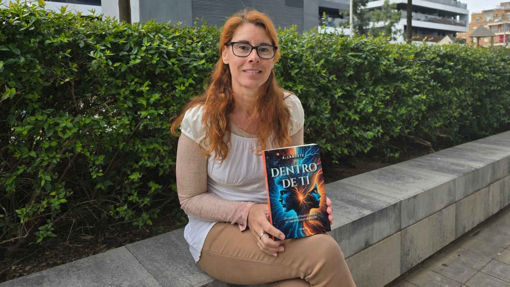 La escritora Ángela Landete con su libro 'Dentro de ti'