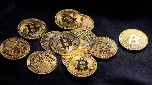 Bitcoins sobre fondo negro