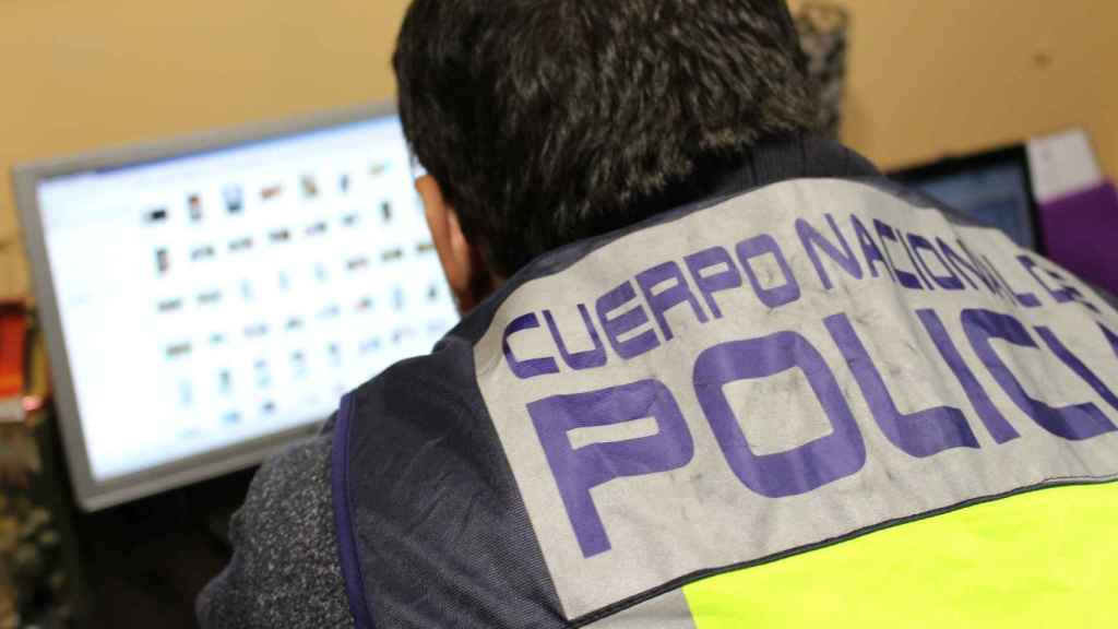 Un agent de la Policia Nacional revisa les imatges localitzades en un ordinador