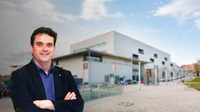 Adrià Comella, gerente del Hospital de Sant Pau, con el centro de fondo