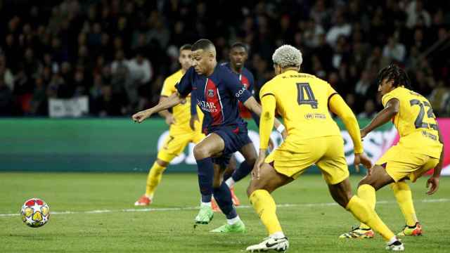 Ronald Araujo y Jules Koundé marcan a Kylian Mbappé