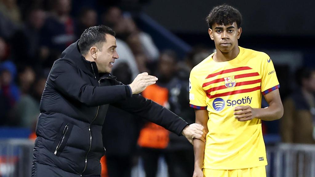 Xavi da instrucciones a Lamine Yamal