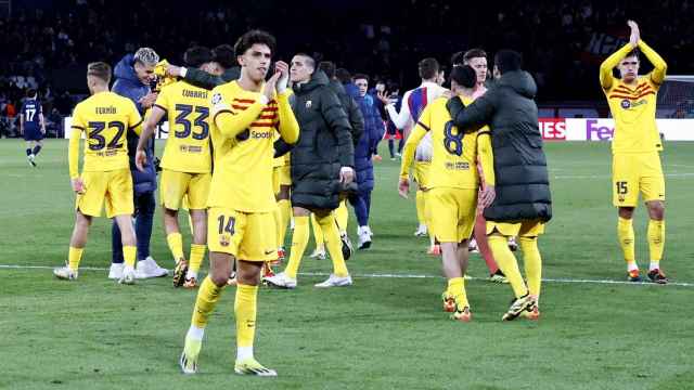 Los jugadores del Barça celebran la victoria con la afición desplazada a París