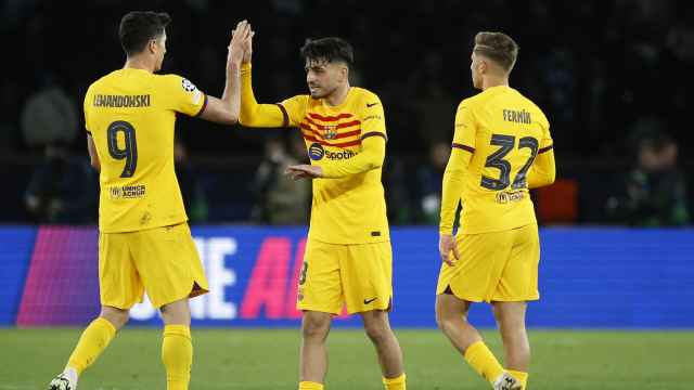 Pedri, Lewandowski y Fermín se felicitan tras vencer al PSG en Champions