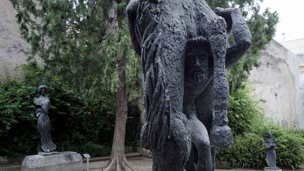 Una de las eculturas de Apel.les Fenosa en el jardín del museo de El Vendrell