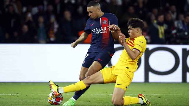 Pau Cubarsí en un duelo contra Kylian Mbappé durante el PSG-Barça