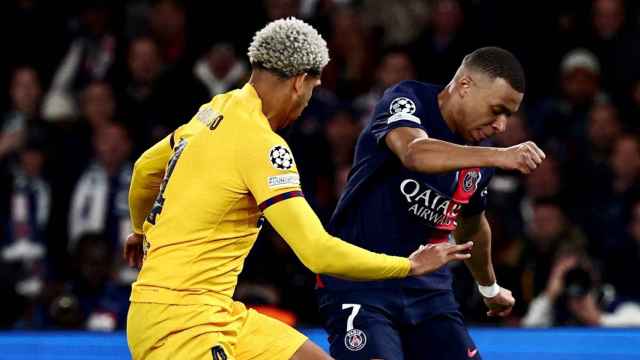 Araujo marca a Mbappé en el PSG-Barça de Champions League