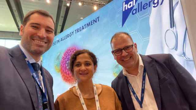 Raúl Ramírez (d), area manager de Hal Allergy, en un stand corporativo