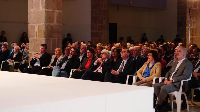 Numerosos representantes de la sociedad civil y de los sectores político, económico y cultural arropan a Illa en el Museo Marítimo