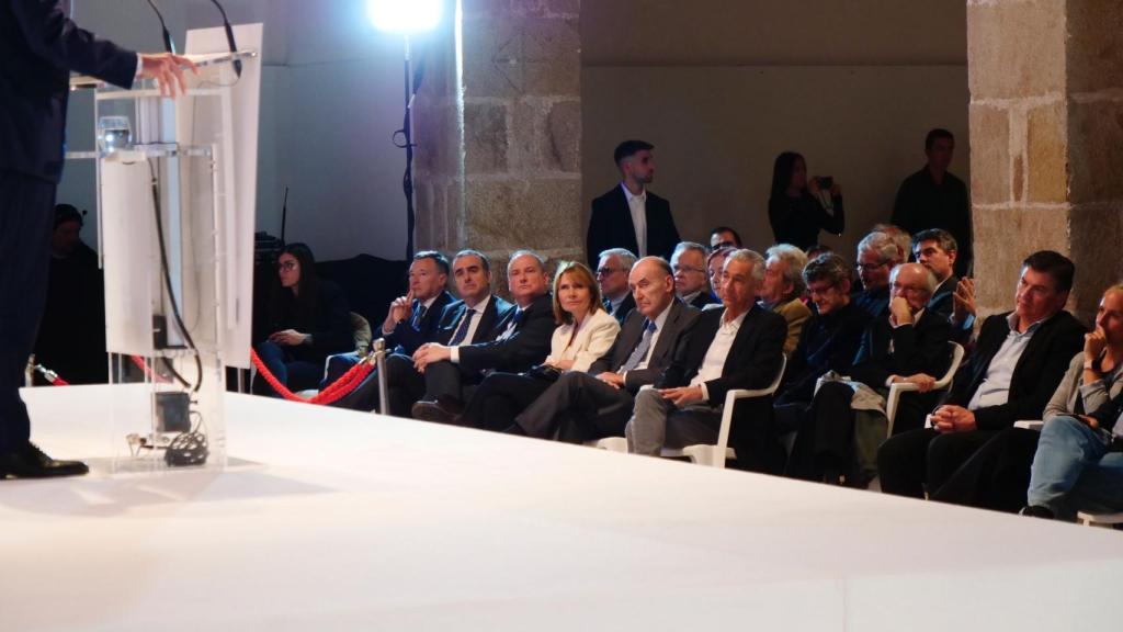 El consejero delegado de Criteria, Ángel Simón; el ministro de Industria, Jordi Hereu; y Miquel Roca, padre de la Constitución, en primera fila