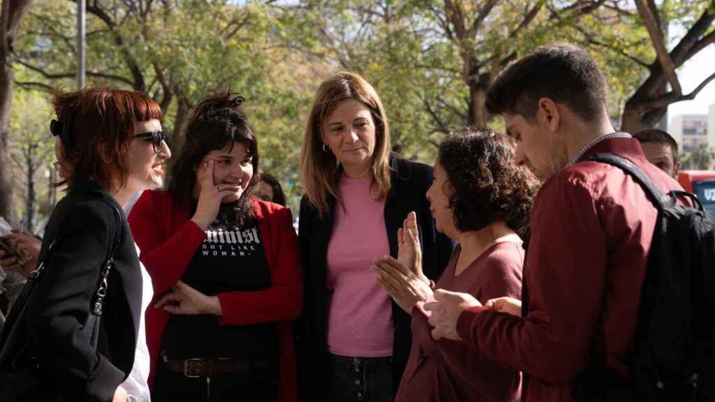Las expertas querelladas y los diputados Cristina Casol (Junts), Susana Segovia y David Cid (Comuns) frente a la Ciutat de la Justícia de Barcelona el 12 de abril de 2024