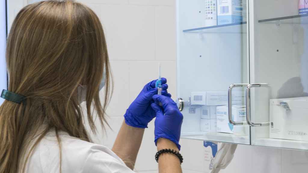Una enfermera prepara una vacuna de la gripe en el CAP Masdevall, en una imagen de archivo