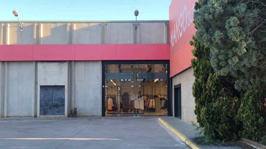 Entrada a Mango outlet