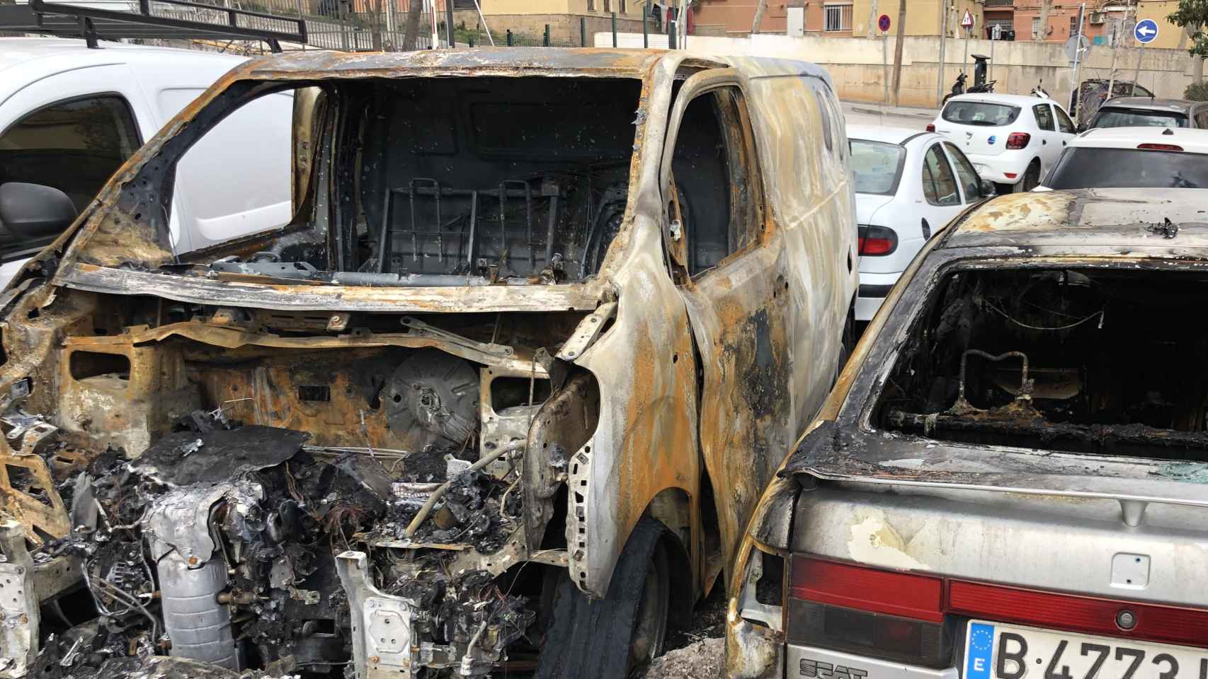 Una furgoneta calcinada y un coche afectado por las llamas en un párking público de Barcelona
