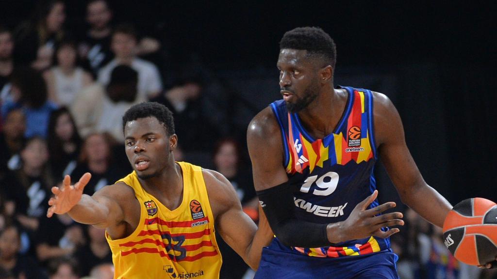 James Nnaji realitza una acció defensiva a l'Asvel-Barça de bàsquet