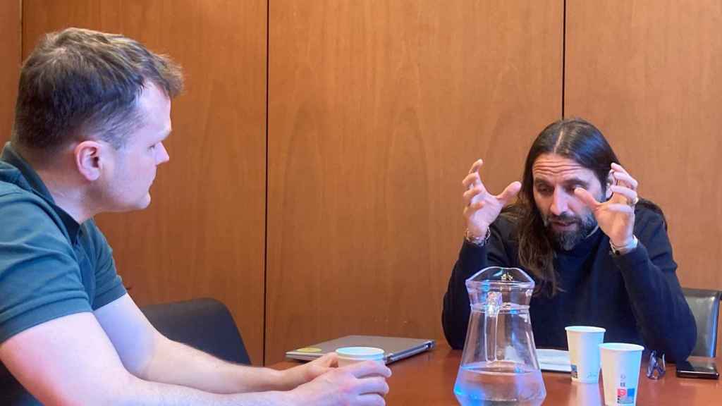 Jordi Albert, durante la entrevista con 'Crónica Global' en el Parlament