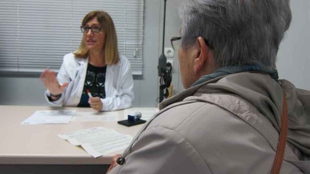 Una usuaria del sistema sanitario, en un ambulatorio de Barcelona