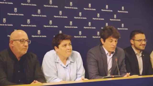 Estefania Rufach (2i), con Dante Pérez, alcalde de Gimenells, durante la presentación