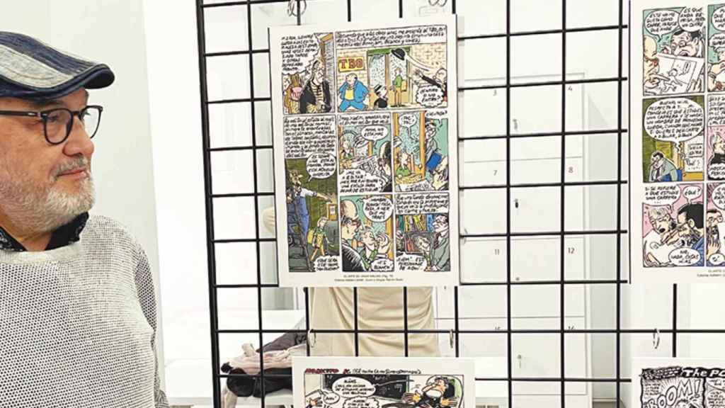 El historietista Ramón Boldú, con una de sus creaciones