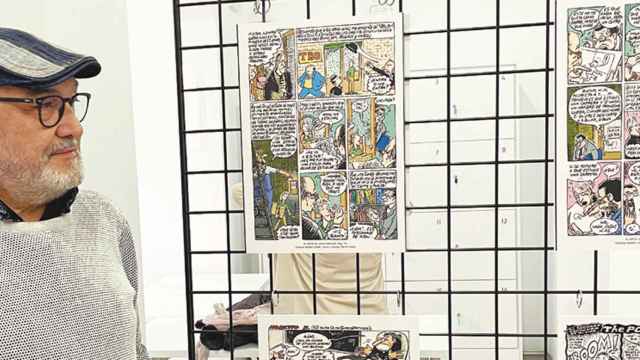 El historietista Ramón Boldú, con una de sus creaciones