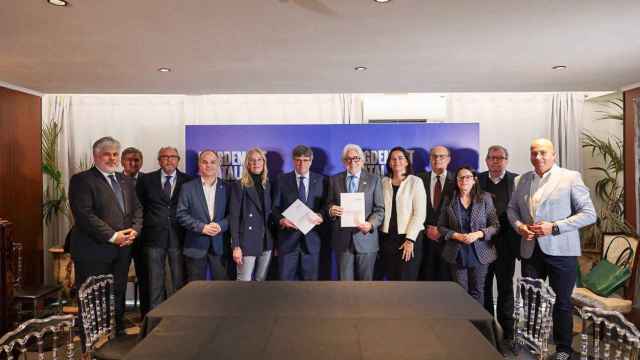 El presidente de Foment del Treball, Josep Sánchez Llibre, se reúne con el candidato de Junts Carles Puigdemont en Perpiñán