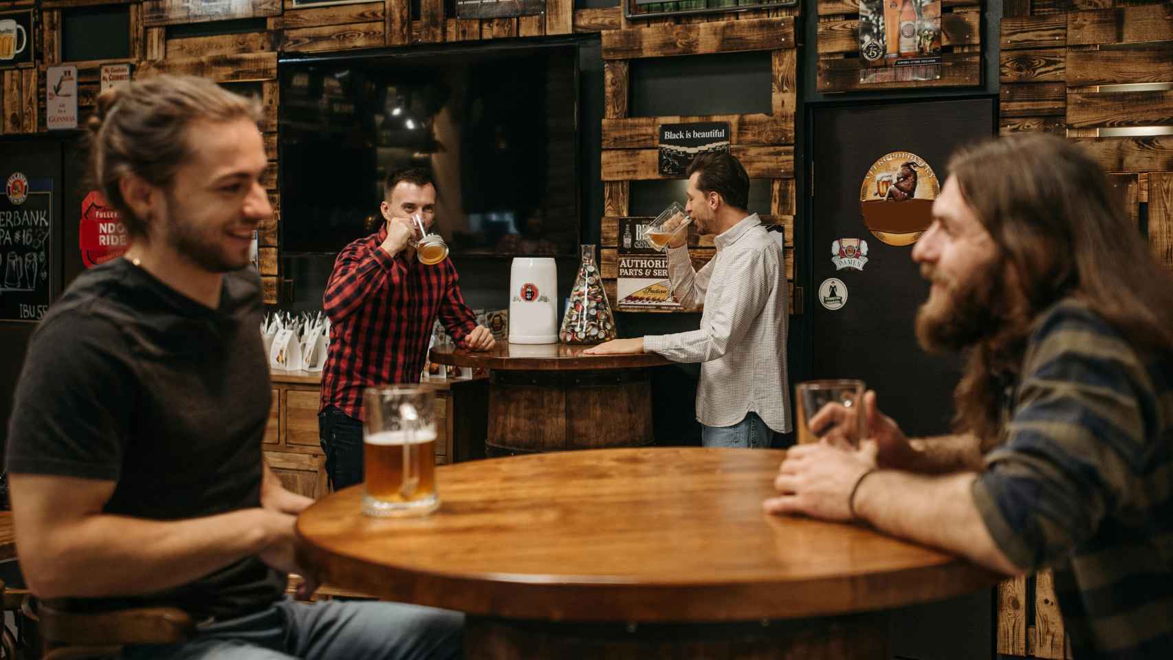 Varias personas toman algo en un bar