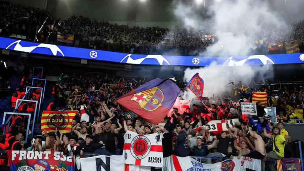 Els grups d'animació Front 532 i Bacardí Boys, a la grada del Parc dels Prínceps