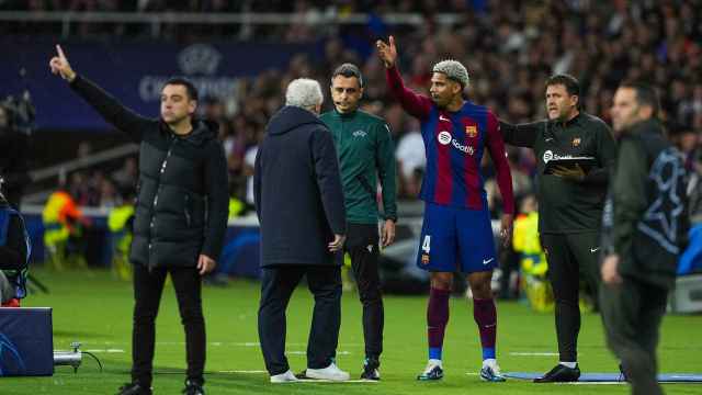 Araujo se queja con el cuarto árbitro por la tarjeta roja que recibió en el Barça-PSG