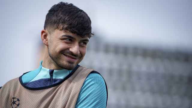 Pedri sonríe en el entrenamiento previo a la vuelta de cuartos de Champions League contra el PSG