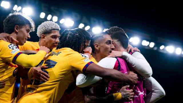 Los jugadores del Barça abrazan a Raphinha tras su doblete contra el PSG