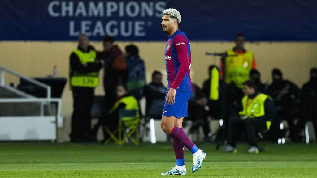 Ronald Araujo, expulsado en el Barça-PSG disputado en Montjuïc