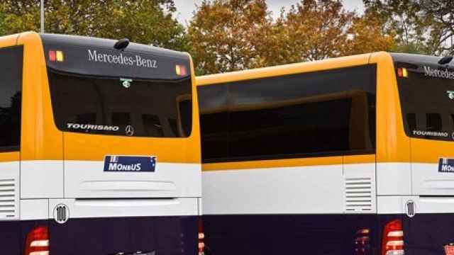 Imagen de dos autobuses de Monbus