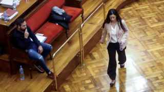 Rosa Peral pasa frente a Albert López durante el juicio