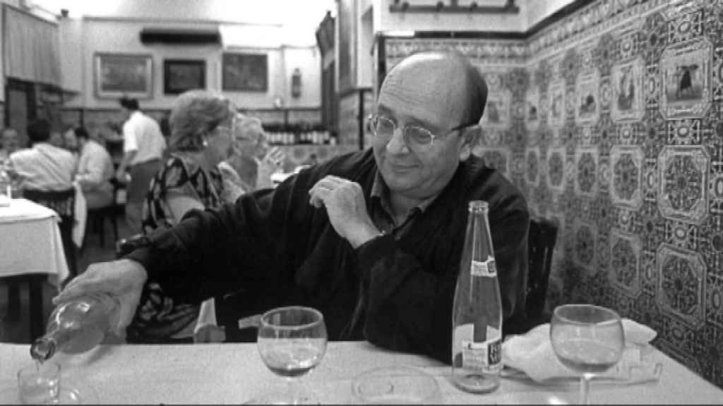 El escritor Manuel Vázquez Montalbán, en el antiguo Casa Leopoldo