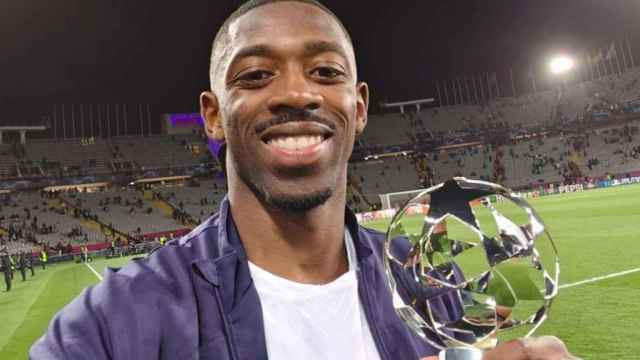 Dembelé recibe el MVP del partido Barça-PSG