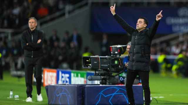 Xavi Hernández da indicaciones en el Barça-PSG