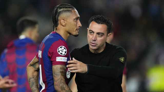Xavi consuela a Raphinha después de caer en cuartos de final de la Champions contra el PSG