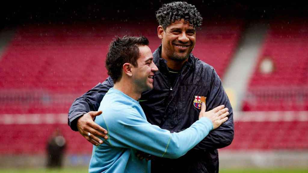 Rijkaard abraça Xavi Hernández durant un entrenament del Barça