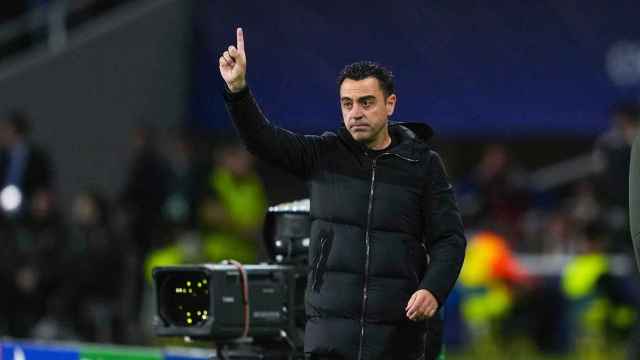 Xavi Hernández da indicaciones a sus jugadores en el Barça-PSG