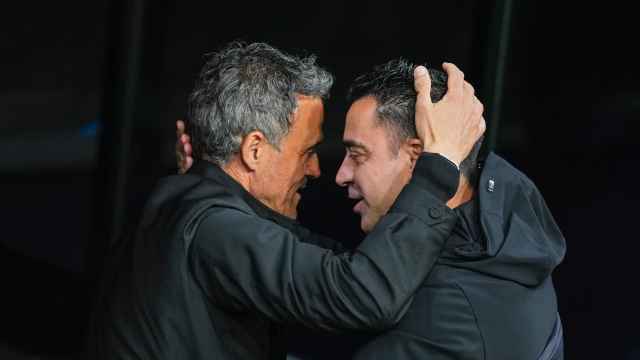 Luis Enrique y Xavi Hernández se saludan antes del Barça-PSG