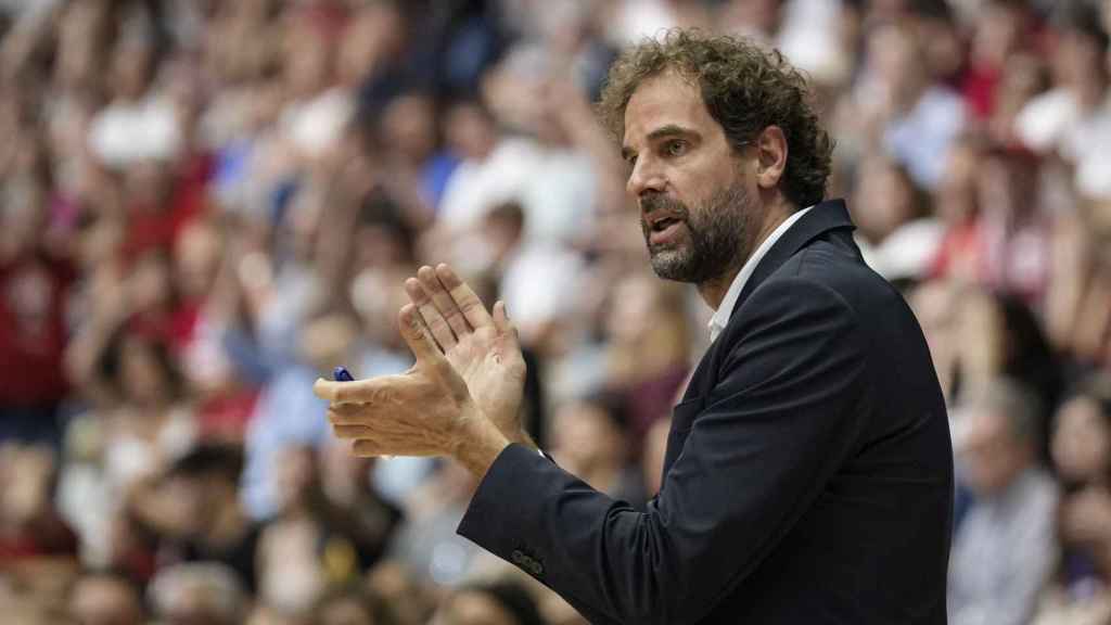 Roger Grimau alenta a los jugadores del Barça de basket