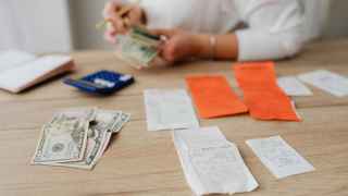 Una persona cuenta dinero