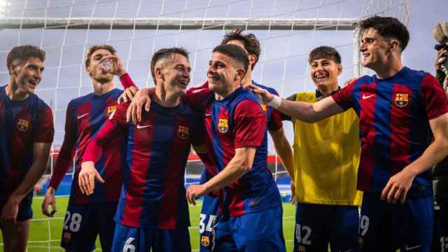 Los jugadores del Barça B festejan con la afición el triunfo sobre el Cornellà