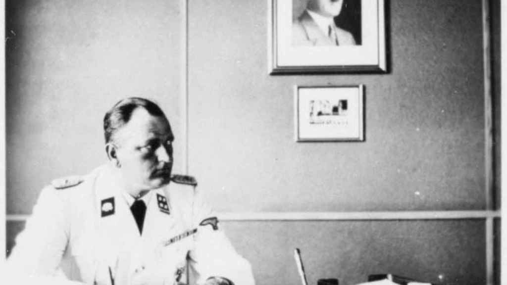El cap nazi de Gross-Rosen, Arthur Roedl,  al seu despatx del camp de concentració, on tenia una foto de Hitler (1941)