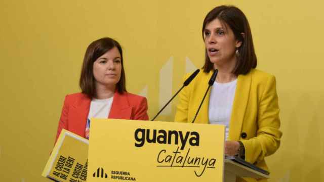 La vicesecretaria de Acción Política y Sectorial de ERC, Sara Bailac, y la secretaria general adjunta de ERC, Marta Vilalta, presentando el programa electoral para las elecciones catalanas de 2024